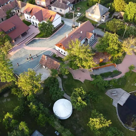 Tuenderkert Panzio Orseg Bed & Breakfast