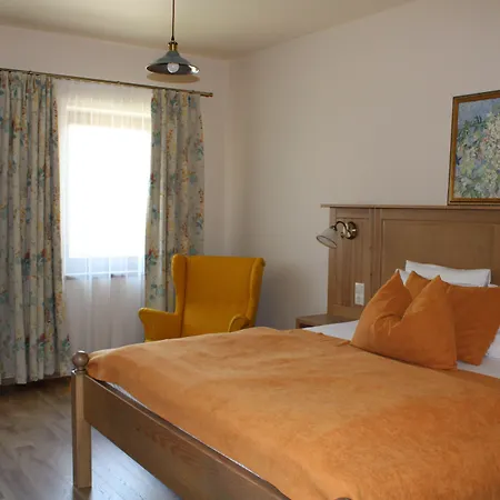 Tuenderkert Panzio Orseg Bed & Breakfast 4*